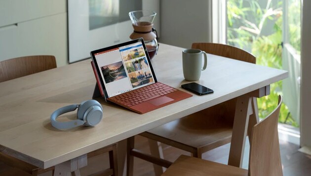 Das Surface Pro 7 von Microsoft lässt sich vom Tablet in einen Notebook-Ersatz verwandeln. (Bild: Microsoft)