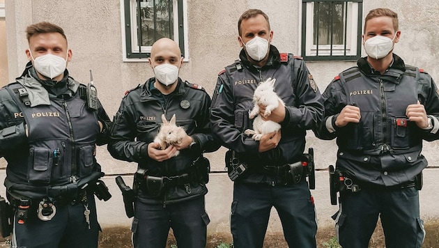 Die Polizisten mit ihrem „tierischen Fang“ (Bild: LPD Wien)