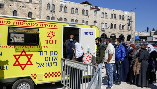 Ein Pop-up-Impfbus vor dem Damaskustor in Jerusalems Altstadt (Bild: APA/AFP/AHMAD GHARABLI)