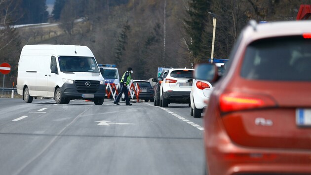 Derzeit kommt es in der Pongauer Gemeinde regelmäßig zu Staus auf der Bundestraße vor den Kontroll-Checkpoints (Bild: Gerhard Schiel)