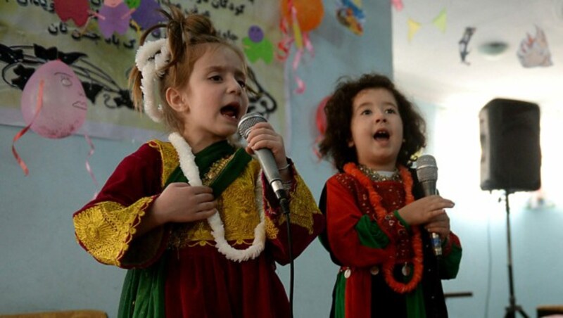 Jüngere Mädchen dürfen auch in Zukunft auftreten und singen. (Bild: AFP)