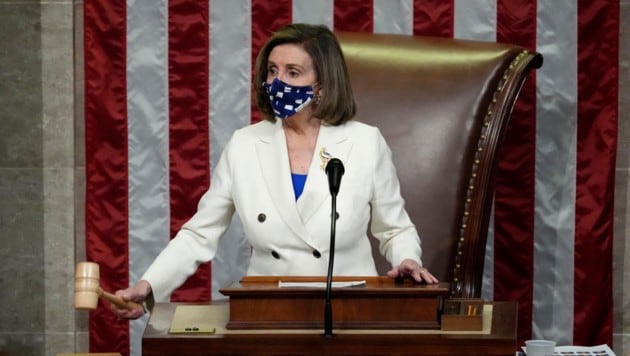 Die Sprecherin des Repräsentantenhauses, Nancy Pelosi, bei der Abstimmung über das Paket (Bild: AFP/GETTY IMAGES/Drew Angerer)