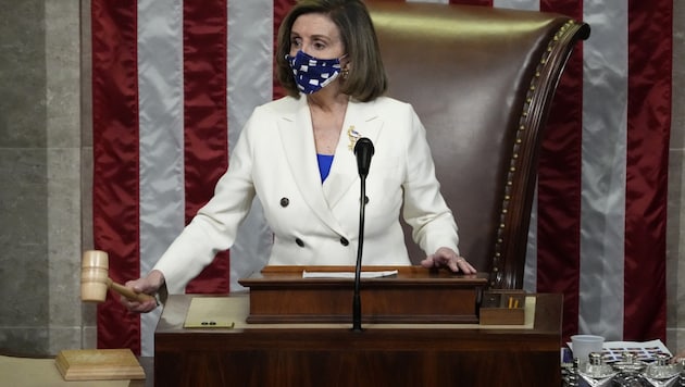 Die Sprecherin des Repräsentantenhauses, Nancy Pelosi, bei der Abstimmung über das Paket (Bild: AFP/GETTY IMAGES/Drew Angerer)