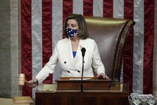 Die Sprecherin des Repräsentantenhauses, Nancy Pelosi, bei der Abstimmung über das Paket (Bild: AFP/GETTY IMAGES/Drew Angerer)