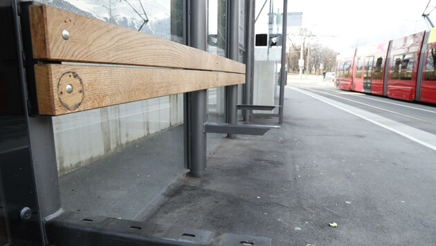 Wegen „Extremverschmutzung“ wurde die Bank abmontiert, der Obdachlose musste sich einen neuen Schlafplatz suchen. (Bild: Birbaumer Christof)