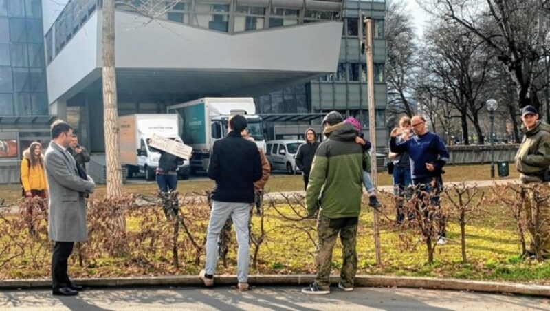 Nur wenige Fans begrüßten ihren „Helden“ nach dem Urteil. (Bild: Wassermann Kerstin)