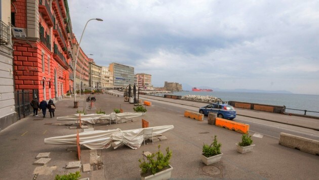 Bis Mai wird der öffentliche Raum in Italien so verwaist sein, wie hier in der süditalienischen Stadt Neapel. (Bild: AP)