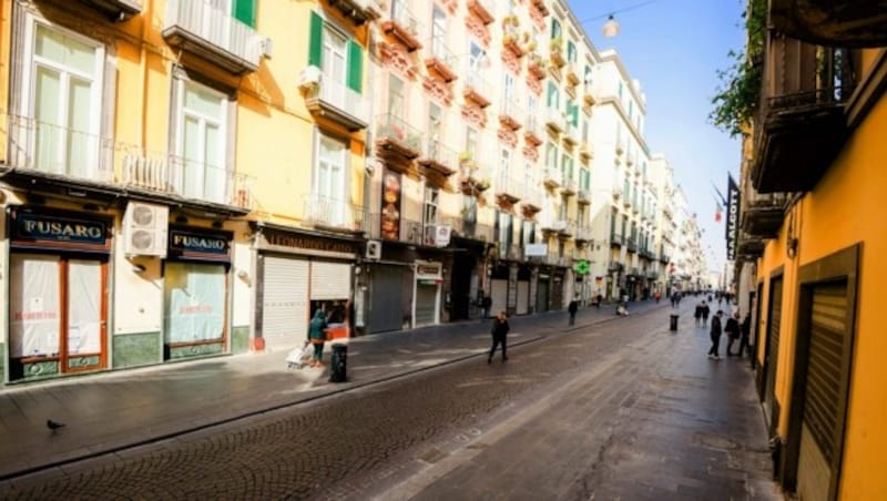 Aufgrund steigender Zahlen und damit verbundener strengerer Regeln ist die Altstadt von Neapel wieder verwaist. (Bild: AP)