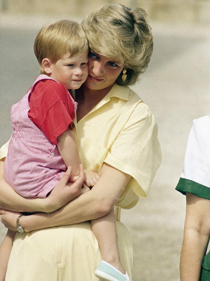 Prinz Harry und Prinzessin Diana im Sommer in Mallorca. (Bild: John Redman / AP / picturedesk.com)