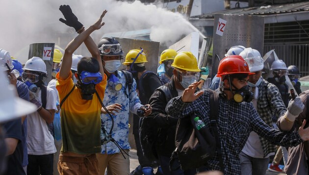 Polizei und Militär gehen seit Wochen immer brutaler gegen die Demonstranten vor. (Bild: AP)