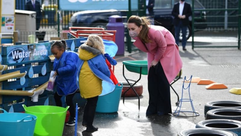 Herzogin Kate mit Kindern einer Schule in London (Bild: Justin Tallis / PA / picturedesk.com)