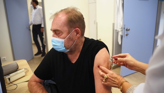 Ein Mann erhält in Budapest eine Impfung mit dem chinesischen Wirkstoff Sinopharm. (Bild: The Associated Press)