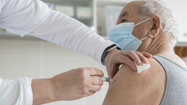 Ein Mann aus Ungarn erhält eine Corona-Impfung mit dem chinesischen Wirkstoff Sinopharm (Bild: AP)