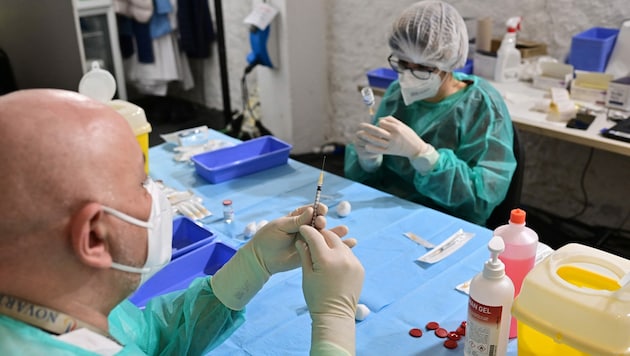 Medizinisches Personal bei der Vorbereitung von Corona-Impfungen in Italien (Bild: APA/AFP/MIGUEL MEDINA)