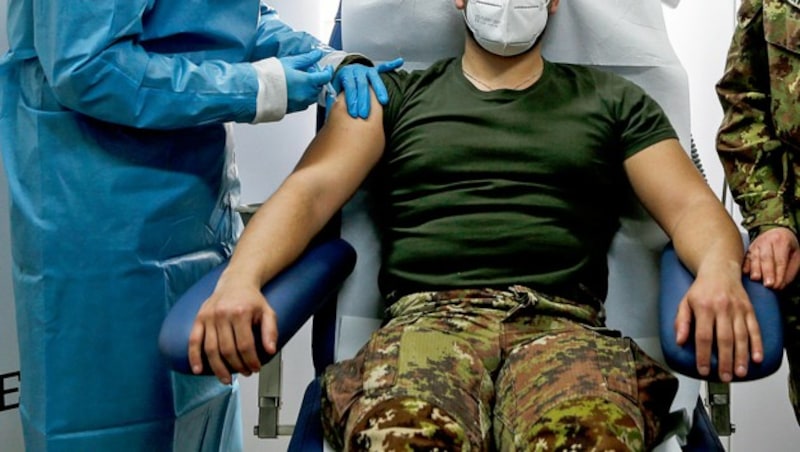 Die Impfung eines italienischen Soldaten (Bild: AP)
