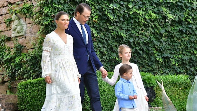 Kronprinzessin Victoria, Gatte Prinz Daniel und ihre beiden Kinder Oscar und Estelle (Bild: Jonas Ekstromer/TT)