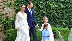 Kronprinzessin Victoria, Gatte Prinz Daniel und ihre beiden Kinder Oscar und Estelle (Bild: Jonas Ekstromer/TT)