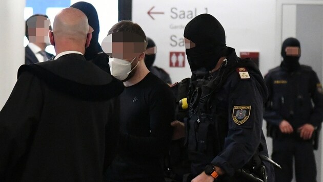 Der Angeklagte wurde von maskierten und schwer bewaffneten Justizwachebeamten vorgeführt (Bild: Kronen Zeitung)