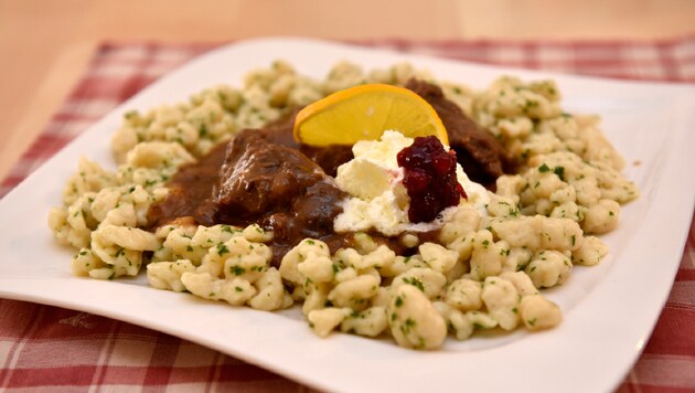 Hirschgulasch mit Kräuterspätzle (Bild: Roland Holitzky)