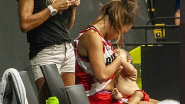 Antonella Gonzalez stillte in der Halbzeitpause eines Basketballspiels ihr Baby. (Bild: Twitter.com)