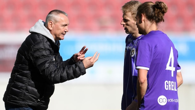 Coach Pacult schwört Greil, Cvetko und Co. aufs heutige Match ein. (Bild: F. Pessentheiner)