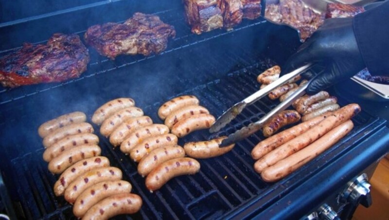 Wollen Sie nicht auch wissen, woher das Fleisch in den Grillwürsten oder im Gasthaus kommt? Eine Kennzeichnungspflicht würde Konsumenten Klarheit geben. (Bild: EXPA Pictures)