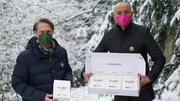 „Wir pflanzen keine Kunden, wir pflanzen Bäume“, lautet die Baumbuddy-Devise. Stefan Stanek und Andreas Lugmayr (r.) begleiten nun den Masken-Vertrieb. (Bild: Markus Wenzel)