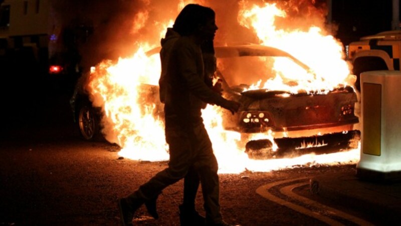 Brennendes Auto in Belfast im Jahr 2013 (Bild: AFP)
