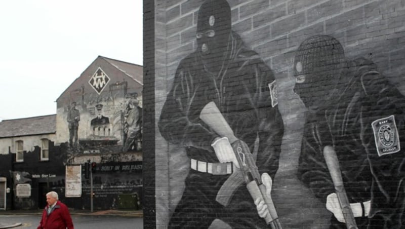 Wandmalereien aus der Vergangenheit Belfasts, die unruhigen Zeiten könnten aber zurückkehren. (Bild: AFP)