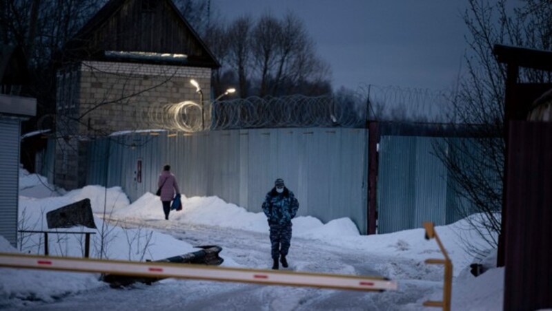 Der Eingang zur Strafkolonie N2, in der Alexej Nawalny inhaftiert ist. (Bild: APA/AFP/Dimitar DILKOFF)