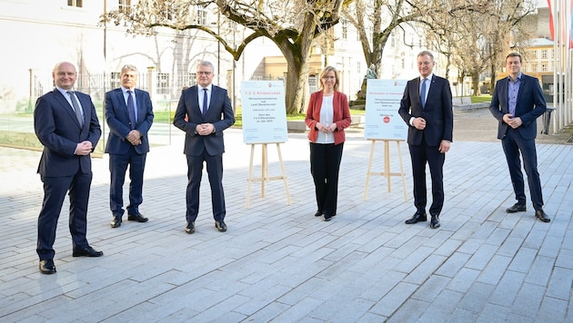 Strahlende Gesichter: Hein, Mahr (FPÖ), Luger (SPÖ), Ministerin Gewessler (Grüne), LH Stelzer (ÖVP), LR Kaineder (Grüne). (Bild: Alexander Schwarzl)