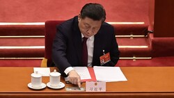 Der chinesische Präsident Xi Jinping stimmt beim Volkskongress für eine weitere Beschneidung der Demokratie in Hongkong. (Bild: APA/AFP/NICOLAS ASFOURI)