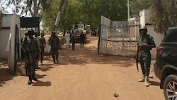 Nigerianische Sicherheitskräfte stehen am Tor der Schule in Mando. Eine Bande hatte die Einrichtung gestürmt und fast 40 Schüler entführt. (Bild: APA/AFP/Bosan Yakusak)