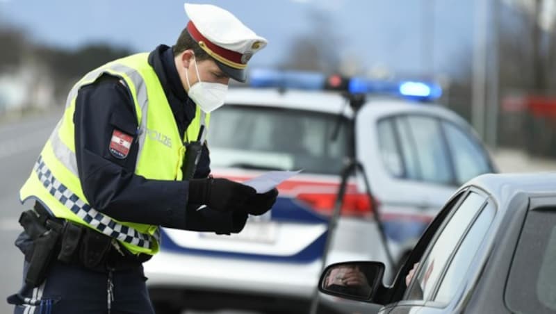 Die Polizei kontrolliert in Wiener Neustadt. (Bild: APA/ROBERT JAEGER)