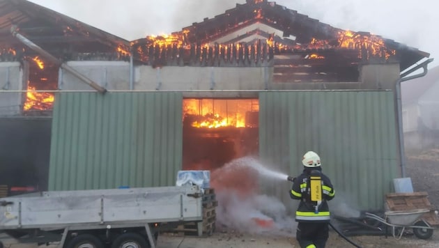 Über 100 Feuerwehrleute standen beim Brand in Zöbing im Einsatz. (Bild: BFV Weiz/Patrick Friedl)