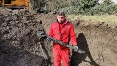 Arnold Weinberger mit einer der gefundenen Panzerfäuste (Bild: EOD Munitionsbergung)