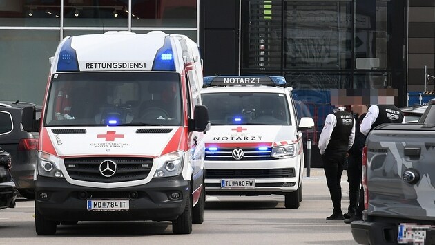 Rettungswagen und Notarzt auf dem Parkplatz der SCS (Bild: Kronen Zeitung)