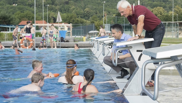 Auch Stadtrat Kurt Hohensinner (li.) fordert die baldige Wiederaufnahme von Schwimmkursen. (Bild: Foto Fischer)