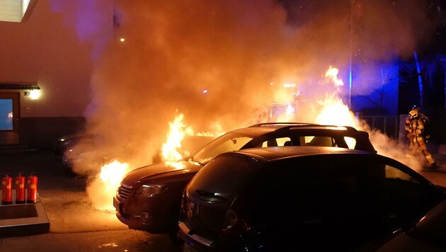 Gegen 4.30 Uhr geriet das Fahrzeug in Brand (Bild: ZOOM.TIROL)