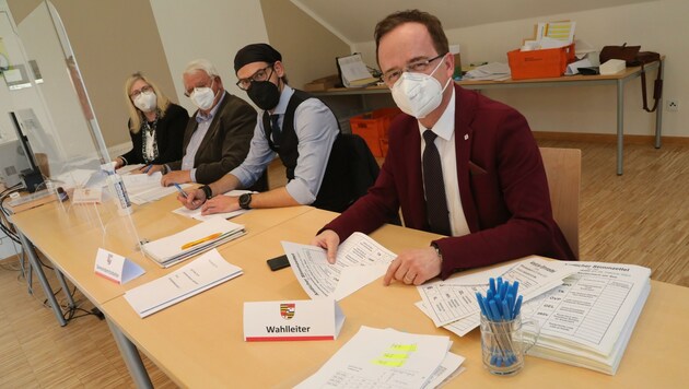 Auch die Wahlbeisitzer müssen heute wieder FFP2-Masken tragen und den Mindestabstand einhalten – so wie hier in Keutschach, wo heute ebenfalls noch einmal gewählt wird. Anders als am Vorwahltag sind am Stichwahltag sämtliche Wahllokale eines Sprengels geöffnet. (Bild: Rojsek-Wiedergut Uta)
