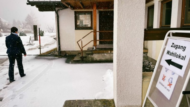 Bei leichtem Schneefall betritt eine Wählerin das Wahllokal in Kirchbach im Gailtal (Bild: Hannes Wallner)