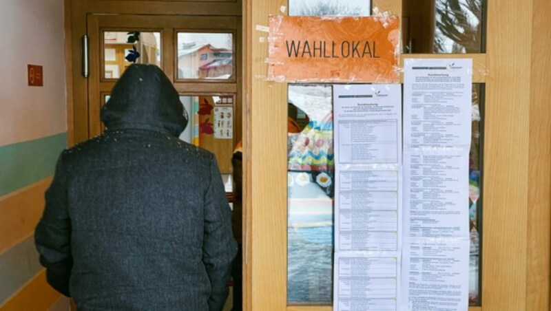 Ein Wähler betritt das Wahllokal in der Volksschule in Tröpolach/Hermagor (Bild: Hannes Wallner)