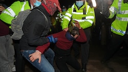 Bilder wie dieses bringen die Polizei unter Druck. (Bild: AFP)