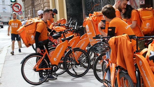 Die Radkuriere in Orange prägen in Linz schon fast das Stadtbild. (Bild: Christian Jauschowetz)