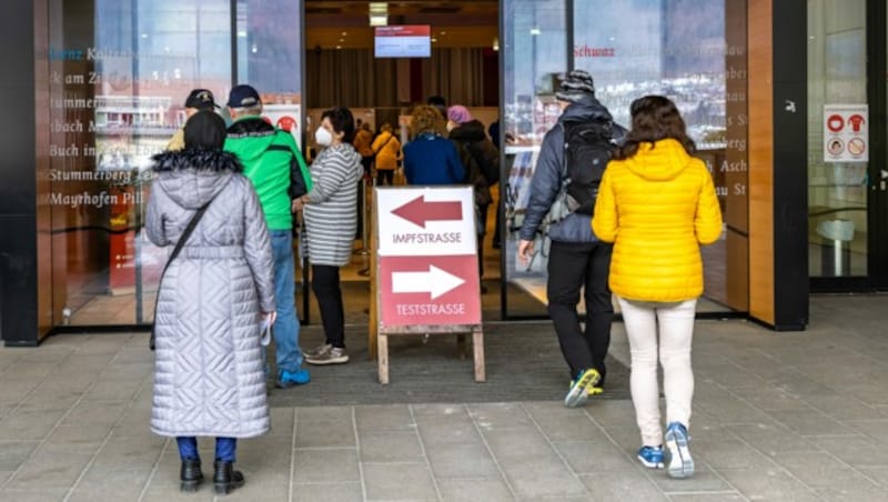 Bei den bisher eingelangten Impfstoffen sind zwei Dosen für eine ausreichende Immunisierung erforderlich. (Bild: APA/EXPA/JOHANN GRODER)