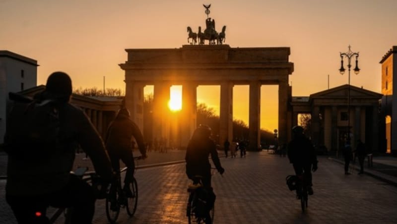 März 2021: Hinter dem Brandenburger Tor geht die Sonne unter. (Bild: Christophe Gateau/dpa/picturedesk.com)