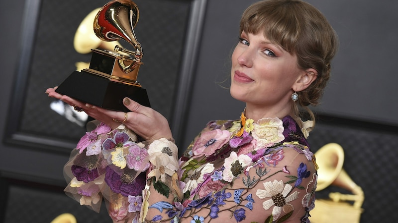 Taylor Swift mit ihrem Grammy-Award (Bild: Jordan Strauss/Invision/AP)