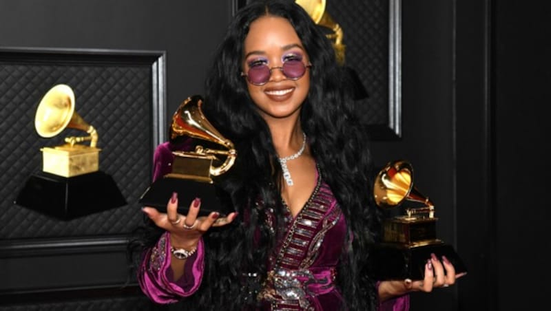 H.E.R. wurde gleich zweifach ausgezeichnet. (Bild: 2021 Recording Academy)