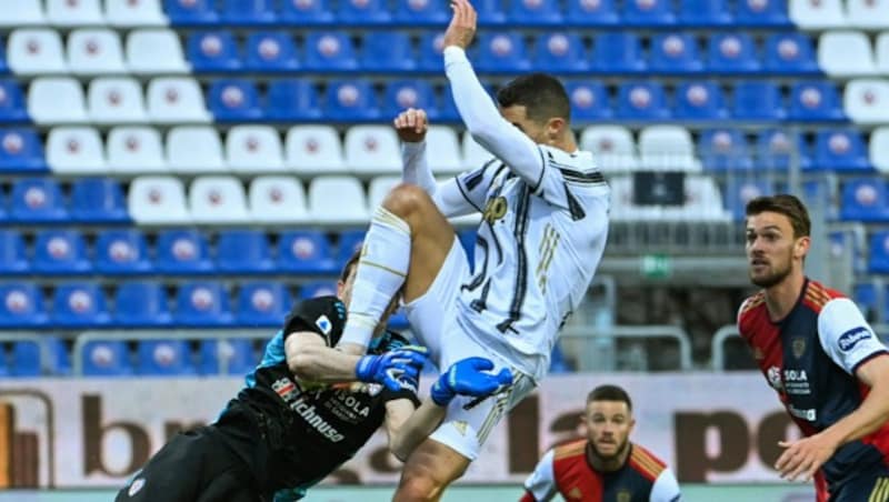 Cristiano Ronaldo (C) gegen Alessio Cragno (L) (Bild: AFP/Alberto Pizzoli)