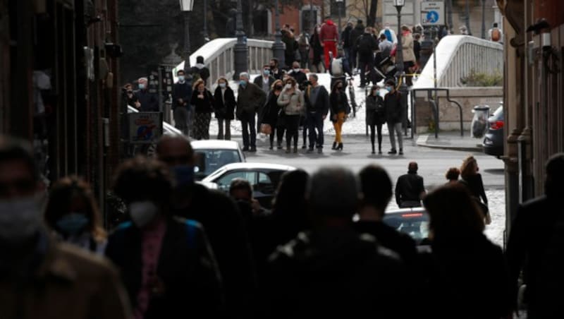 Am letzten Wochenende vor dem dritten Lockdown zog es in Italien viele Menschen nach draußen. (Bild: AP Photo/Alessandra Tarantino)
